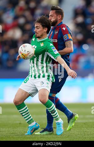 Rodri (L) von Real Betis kämpft mit Jose Luis Morales Nogales von Levante UD während des La Liga Santander-Spiels zwischen Levante UD und Real Betis am 13. Februar 2022 im Estadi Ciutat de Valencia, Valencia, Spanien (Foto: David Aliaga/NurPhoto) Stockfoto