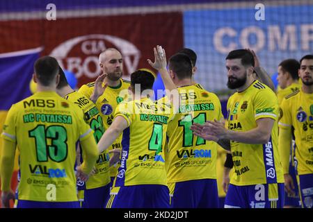 Spieler der AHC Potaissa ermutigen sich vor dem Spiel gegen Alingsås HK, EHF European Cup Men 2021/22 Last 16, Gheorghe Baritiu Hall, Turda, Rumänien, 12. Februar 2022 (Foto von Flaviu Buboi/NurPhoto) Stockfoto