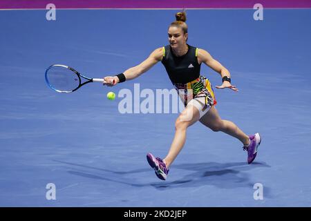 Maria Sakkari aus Griechenland gibt den Ball an Anet Kontaveit aus Estland zurück, während des Finalmatches der Frauen beim WTA 500 St. Petersburg Ladies Trophy 2022 International Tennis Tournament am 13. Februar 2022 in der Sibur Arena in Sankt Petersburg, Russland. (Foto von Mike Kireev/NurPhoto) Stockfoto