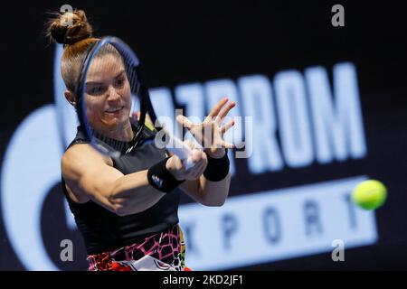 Maria Sakkari aus Griechenland gibt den Ball an Anet Kontaveit aus Estland zurück, während des Finalmatches der Frauen beim WTA 500 St. Petersburg Ladies Trophy 2022 International Tennis Tournament am 13. Februar 2022 in der Sibur Arena in Sankt Petersburg, Russland. (Foto von Mike Kireev/NurPhoto) Stockfoto