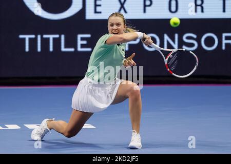 Anet Kontaveit aus Estland gibt den Ball an Maria Sakkari aus Griechenland während des Finalmatches der Frauen beim WTA 500 St. Petersburg Ladies Trophy 2022 International Tennis Tournament am 13. Februar 2022 in der Sibur Arena in Sankt Petersburg, Russland, zurück. (Foto von Mike Kireev/NurPhoto) Stockfoto