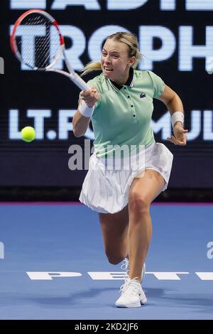Anet Kontaveit aus Estland gibt den Ball an Maria Sakkari aus Griechenland während des Finalmatches der Frauen beim WTA 500 St. Petersburg Ladies Trophy 2022 International Tennis Tournament am 13. Februar 2022 in der Sibur Arena in Sankt Petersburg, Russland, zurück. (Foto von Mike Kireev/NurPhoto) Stockfoto