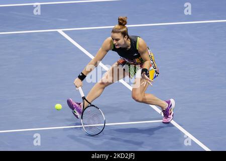 Maria Sakkari aus Griechenland gibt den Ball an Anet Kontaveit aus Estland zurück, während des Finalmatches der Frauen beim WTA 500 St. Petersburg Ladies Trophy 2022 International Tennis Tournament am 13. Februar 2022 in der Sibur Arena in Sankt Petersburg, Russland. (Foto von Mike Kireev/NurPhoto) Stockfoto