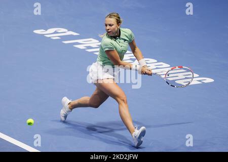 Anet Kontaveit aus Estland in Aktion während des Finalmatches der Frauen beim WTA 500 St. Petersburg Ladies Trophy 2022 International Tennis Tournament gegen Maria Sakkari aus Griechenland am 13. Februar 2022 in der Sibur Arena in Sankt Petersburg, Russland. (Foto von Mike Kireev/NurPhoto) Stockfoto