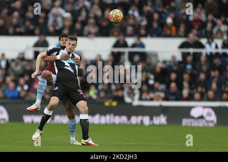 Tyrone Mings von Aston Villa kämpft mit Chris Wood von Newcastle United während des Premier League-Spiels zwischen Newcastle United und Aston Villa im St. James's Park, Newcastle, am Sonntag, den 13.. Februar 2022. (Foto von Mark Fletcher/MI News/NurPhoto) Stockfoto