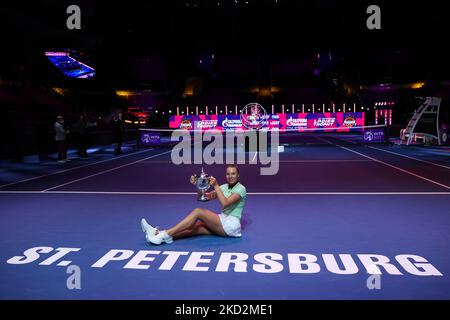 Anet Kontaveit feiert ihren Sieg mit dem St. Petersburger Ladies Trophies 2022 Cup, nachdem sie Maria Sakkari im Finale besiegt hat. Sankt Petersburg, Russland. 13. Februar 2022 (Foto von Valya Egorshin/NurPhoto) Stockfoto