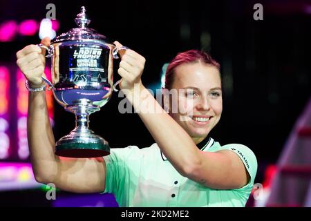 Anet Kontaveit feiert ihren Sieg mit dem St. Petersburger Ladies Trophies 2022 Cup, nachdem sie Maria Sakkari im Finale besiegt hat. Sankt Petersburg, Russland. 13. Februar 2022 (Foto von Valya Egorshin/NurPhoto) Stockfoto