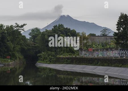 Der Berg Merapi spuckt vulkanisches Material aus, das am 14. Februar 2022 vom Dorf Kimpulan, Sleman, Yogyakarta, Indonesien, aus gesehen wurde. Seit dem letzten Januar 2022 hat die Geologische Agentur des Ministerium für Energie und Bodenschätze (ESDM) die Katastrophengebiete des Monte Merapi von 5 km auf 7 km erweitert. (Foto: Galih Yoga/NurPhoto) Stockfoto