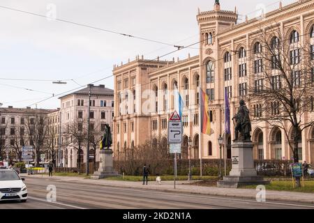 München, Deutschland - Dezember 20,2021: Blick auf die Bauarchitektur der Bezirksregierung von Oberbayern. Stockfoto