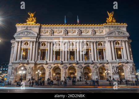 Das berühmte Opernhaus von Paris bei Nacht mit einzigartigem architektonischem Äußeren Stockfoto