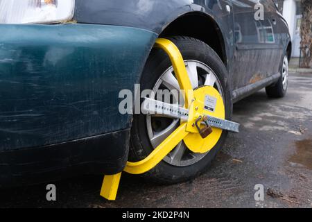 Am 9. Februar 2022 befindet sich eine Radschelle auf einem Rad des Autos, das in Krakau, Polen, geparkt wurde. (Foto von Jakub Porzycki/NurPhoto) Stockfoto