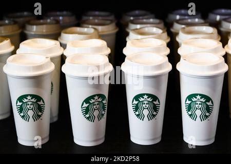Das Starbucks Coffee-Logo ist am 14. Februar 2022 auf Tassen im Café in Krakau, Polen, zu sehen. (Foto von Jakub Porzycki/NurPhoto) Stockfoto