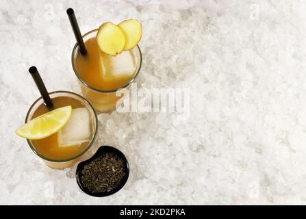 Grüner Eistee mit Ingwerwurzel auf Eis isoliert auf weißem Hintergrund - Panorama Stockfoto