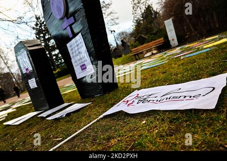 Ein Pappsärg mit der Flagge einer feministischen Vereinigung. Versammlung feministischer Vereinigungen in der Nähe der roten Bank zu Ehren von Frauen, die Opfer von Gewalt und Feminizid wurden, die 2021 in Clermont-Ferrand, Frankreich, am 14. Februar 2022 eingerichtet wurde. (Foto von Adrien Fillon/NurPhoto) Stockfoto