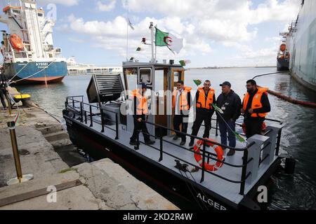 Der Start der ersten vor Ort hergestellten Boote zur Bekämpfung der Umweltverschmutzung im Hafen von Algier in Algerien am 15. Februar 2022 (Foto: Anis/APP/NurPhoto) Stockfoto