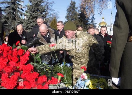 Ukrainer legen in Kiew, Ukraine, am 15. Februar 2022, Blumen an ein Denkmal für Soldaten, die im Afghanistan-Krieg in den Jahren 1979 bis 1989, am Jahrestag des Rückzugs der sowjetischen Truppen aus Afghanistan, getötet wurden. Jedes Jahr am 15. Februar begehen wir in der Ukraine den Tag der Ehrung der Teilnehmer von Kampfhandlungen auf dem Territorium anderer Staaten. Rund 3 360 ukrainische Soldaten wurden im Krieg in Afghanistan getötet. (Foto von STR/NurPhoto) Stockfoto