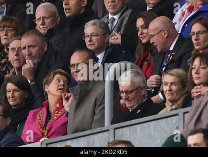 Die Präsidentin der Rugby Football League, Clare Balding (in Pink), spricht während des Viertelfinalspiels der Rugby League im DW Stadium, Wigan, mit der Prinzessin von Wales auf den Tribünen. Bilddatum: Samstag, 5. November 2022. Stockfoto