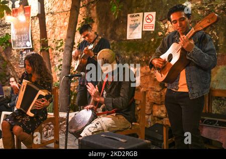 Die Band Son Malora tritt am Valentinstag in der El Cardenal Cantina in Merida auf. Son Malora, ein unabhängiges Musikprojekt, das im Oktober 2016 in Chicxulub Puerto, Yucatan, geboren wurde, vereint den Einfluss jedes der vier Mitglieder, die verschiedene Musikgenres vertreten. Am Montag, den 14. Februar 2022, in Merida, Yucatan, Mexiko. (Foto von Artur Widak/NurPhoto) Stockfoto