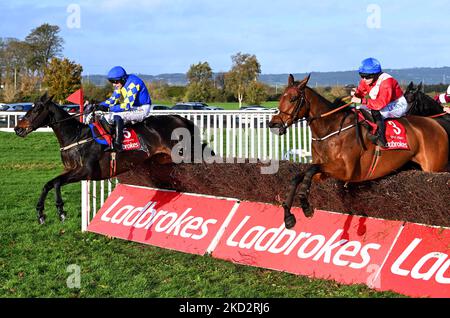 Envoi Allen mit Jockey Rachael Blackmore (rechts) springt als Letzter auf den Ladbrokes Champion Chase am zweiten Tag des Ladbrokes Festival of Racing auf der Down Royal Racecourse, Lisburn. Bilddatum: Samstag, 5. November 2022. Stockfoto