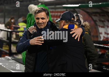 Trainer Fabio Pecchia (Cremonese) und Trainer Giuseppe Iachini (Parma) beim Spiel der italienischen Fußball-Serie B mit US Cremonese gegen Parma Calcio am 15. Februar 2022 im Stadio Giovanni Zini in Cremona, Italien (Foto: Alessio Tarpini/LiveMedia/NurPhoto) Stockfoto