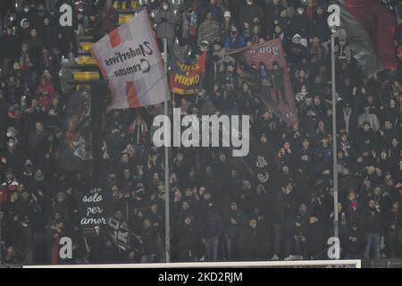 Fans von cre-Monesen im stadio zini beim Spiel der italienischen Fußball-Serie B US Cremonese gegen Parma Calcio am 15. Februar 2022 im Stadio Giovanni Zini in Cremona, Italien (Foto: Alessio Tarpini/LiveMedia/NurPhoto) Stockfoto
