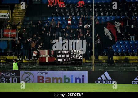 Fans von Vicenza während des Spiels der italienischen Fußball-Serie B AC Pisa gegen LR Vicenza am 15. Februar 2022 in der Arena Garibaldi in Pisa, Italien (Foto von Gabriele Masotti/LiveMedia/NurPhoto) Stockfoto