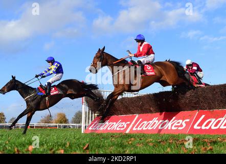 Envoi Allen mit Jockey Rachael Blackmore (rechts) springt als Letzter auf den Ladbrokes Champion Chase am zweiten Tag des Ladbrokes Festival of Racing auf der Down Royal Racecourse, Lisburn. Bilddatum: Samstag, 5. November 2022. Stockfoto