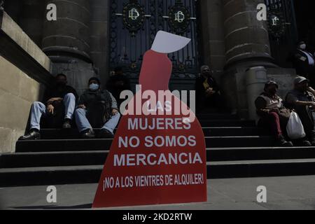 Mehrere Plakate, die auf die Protagonisten des dystopischen Stücks „The Handmaid's Tale“ verweisen, in dem Männer Frauen nur als Hausangestellte und zur Fortpflanzung einsetzen, Wurden am 15. Februar 2022 in Mexiko-Stadt vor der Legislativversammlung von Mexiko-Stadt gegen die Initiative platziert, die darauf abzielt, die Leihmutterschaft als ein Recht anzuerkennen und sie als eine gemeinnützige medizinische Praxis zu regulieren. (Foto von Gerardo Vieyra/NurPhoto) Stockfoto