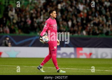 Manchester Citys Torhüter Ederson Moraes ist am 15. Februar 2022 im Alvalade-Stadion in Lissabon, Portugal, während der Runde der Sixteen Leg One - UEFA Champions League zwischen Sporting CP und Manchester City in Aktion. (Foto von Pedro FiÃºza/NurPhoto) Stockfoto