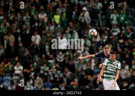 Matheus Nunes of Sporting CP (R ) steht mit Oleksandr Zinchenko von Manchester City während der Runde der sechzehn Leg One - UEFA Champions League Spiel zwischen Sporting CP und Manchester City im Alvalade Stadion in Lissabon, Portugal, am 15. Februar 2022. (Foto von Pedro FiÃºza/NurPhoto) Stockfoto