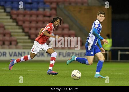 Callum lang vom Wigan Athletic Football Club zwickt sich mit Tariq Uwakwe vom Crewe Alexandra Football Club während des Spiels der Sky Bet League 1 zwischen Wigan Athletic und Crewe Alexandra am Dienstag, den 15.. Februar 2022 im DW Stadium in Wigan. (Foto von Eddie Garvey/MI News/NurPhoto) Stockfoto