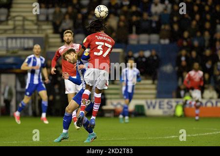 Callum lang vom Wigan Athletic Football Club wird am Dienstag, den 15.. Februar 2022, im DW Stadium in Wigan von Tariq Uwakwe vom Crewe Alexandra Football Club während des Spiels der Sky Bet League 1 zwischen Wigan Athletic und Crewe Alexandra gefutscht. (Foto von Eddie Garvey/MI News/NurPhoto) Stockfoto