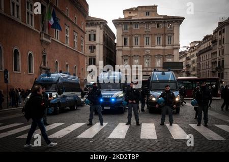 Dutzende Demonstranten gegen den Grünpass versammelten sich am 14. Februar 2022 auf der Piazza Venezia in Rom, um gegen den Grünpass und die Zwangsimpfung für über 50s Personen zu protestieren. (Foto von Andrea Ronchini/NurPhoto) Stockfoto