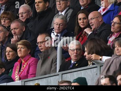 Die Präsidentin der Rugby Football League Clare Balding (in Pink) und die Prinzessin von Wales (in Rot) auf den Tribünen während des Viertelfinalspiels der Rugby League World Cup im DW Stadium, Wigan. Bilddatum: Samstag, 5. November 2022. Stockfoto