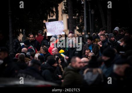 Dutzende Demonstranten gegen den Grünpass versammelten sich am 14. Februar 2022 auf der Piazza Venezia in Rom, um gegen den Grünpass und die Zwangsimpfung für über 50s Personen zu protestieren. (Foto von Andrea Ronchini/NurPhoto) Stockfoto