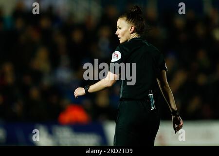 Schiedsrichterin Rebecca Welch schaut am Dienstag, den 15.. Februar 2022, während des Spiels der Sky Bet League 2 zwischen Hartlepool United und Tranmere Rovers im Victoria Park, Hartlepool, auf. (Foto von will Matthews/MI News/NurPhoto) Stockfoto