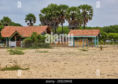Überreste eines Bootes, das von LTTE (Liberation Tigers of Tamil Eelam) benutzt wurde und während der Schlacht von Mullaitivu in Mullaitivu, Sri Lanka, zerstört wurde. Die Schlacht von Mullaitivu im Jahr 1996 und erneut im Jahr 2009 sowie das Massaker von Mullivaikkal gehörten zu den heftigsten und teuersten Kämpfen des 26-jährigen Bürgerkrieges zwischen der srilankischen Armee und der LTTE. Die Schlacht von Mullaitivu im Jahr 2009 war die letzte Schlacht des Krieges. (Foto von Creative Touch Imaging Ltd./NurPhoto) Stockfoto