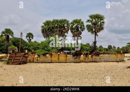 Überreste eines Bootes, das von LTTE (Liberation Tigers of Tamil Eelam) benutzt wurde und während der Schlacht von Mullaitivu in Mullaitivu, Sri Lanka, zerstört wurde. Die Schlacht von Mullaitivu im Jahr 1996 und erneut im Jahr 2009 sowie das Massaker von Mullivaikkal gehörten zu den heftigsten und teuersten Kämpfen des 26-jährigen Bürgerkrieges zwischen der srilankischen Armee und der LTTE. Die Schlacht von Mullaitivu im Jahr 2009 war die letzte Schlacht des Krieges. (Foto von Creative Touch Imaging Ltd./NurPhoto) Stockfoto