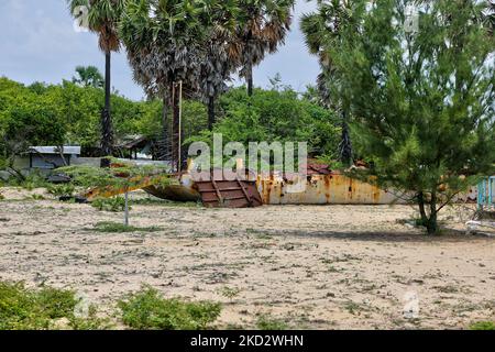 Überreste eines Bootes, das von LTTE (Liberation Tigers of Tamil Eelam) benutzt wurde und während der Schlacht von Mullaitivu in Mullaitivu, Sri Lanka, zerstört wurde. Die Schlacht von Mullaitivu im Jahr 1996 und erneut im Jahr 2009 sowie das Massaker von Mullivaikkal gehörten zu den heftigsten und teuersten Kämpfen des 26-jährigen Bürgerkrieges zwischen der srilankischen Armee und der LTTE. Die Schlacht von Mullaitivu im Jahr 2009 war die letzte Schlacht des Krieges. (Foto von Creative Touch Imaging Ltd./NurPhoto) Stockfoto