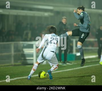 Antonio Gallo von uns Lecce und Mattia Mustacchio von US Alessandria Calcio während der italienischen Serie B, Fußballspiel zwischen Alesandria Calcio und uns Lecce, am 16. Februar 2022 im Moccagatta Stadion von Alessandria, Italien. (Foto von Nderim Kaceli/LiveMedia/NurPhoto) Stockfoto