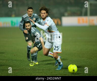 Riccardo Chiarello von US Alessandria Calcio und Antonio Gallo von uns Lecce während der italienischen Serie B, Fußballspiel zwischen Alesandria Calcio und uns Lecce, am 16. Februar 2022 im Moccagatta Stadion von Alessandria, Italien. (Foto von Nderim Kaceli/LiveMedia/NurPhoto) Stockfoto