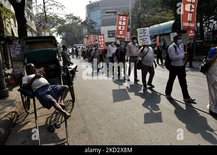 Aktivisten der KOMMUNISTISCHEN Partei SUCI rufen Slogans auf, tragen Banner gegen die Privatisierung von Bildungseinrichtungen in Kalkutta, Indien, 17. Januar 2022. (Foto von Indranil Aditya/NurPhoto) Stockfoto