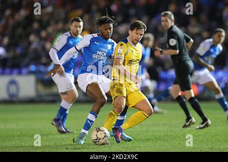 Danny Drinkwater von Reading übergibt den Ball unter dem Druck von Ricky-Jade Jones von Peterborough United während des Sky Bet Championship-Spiels zwischen Peterborough United und Reading im Weston Homes Stadium, Peterborough am Mittwoch, 16.. Februar 2022. (Foto von James Holyoak/MI News/NurPhoto) Stockfoto