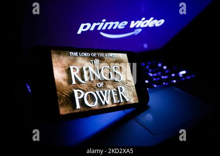 Der Herr der Ringe: Das Logo der Serie Rings of Power, das auf einem Telefonbildschirm angezeigt wird, und das Prime Video-Logo, das auf einem Laptop-Bildschirm angezeigt wird, sind auf dieser Illustration zu sehen, die am 16. Februar 2022 in Krakau, Polen, aufgenommen wurde. (Foto-Illustration von Jakub Porzycki/NurPhoto) Stockfoto