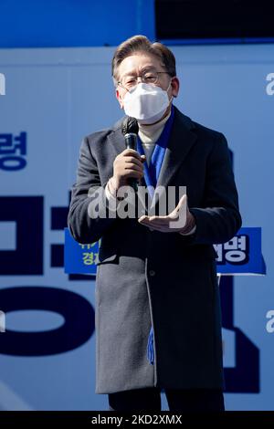 Lee Jae-myung, Präsidentschaftskandidat der regierenden Demokratischen Partei, sprach während seines Präsidentschaftswahlkampfes am 17. Februar 2022 in Seoul, Südkorea, in einer Rede. Die Präsidentschaftswahlen finden im März 9 statt. (Foto von Chris Jung/NurPhoto) Stockfoto
