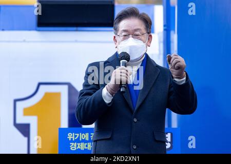 Lee Jae-myung, Präsidentschaftskandidat der regierenden Demokratischen Partei, sprach während seines Präsidentschaftswahlkampfes am 17. Februar 2022 in Seoul, Südkorea, in einer Rede. Die Präsidentschaftswahlen finden im März 9 statt. (Foto von Chris Jung/NurPhoto) Stockfoto