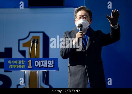 Lee Jae-myung, Präsidentschaftskandidat der regierenden Demokratischen Partei, sprach während seines Präsidentschaftswahlkampfes am 17. Februar 2022 in Seoul, Südkorea, in einer Rede. Die Präsidentschaftswahlen finden im März 9 statt. (Foto von Chris Jung/NurPhoto) Stockfoto
