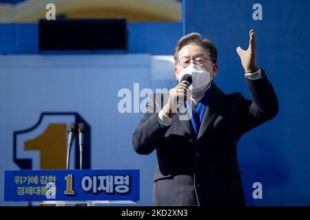 Lee Jae-myung, Präsidentschaftskandidat der regierenden Demokratischen Partei, sprach während seines Präsidentschaftswahlkampfes am 17. Februar 2022 in Seoul, Südkorea, in einer Rede. Die Präsidentschaftswahlen finden im März 9 statt. (Foto von Chris Jung/NurPhoto) Stockfoto