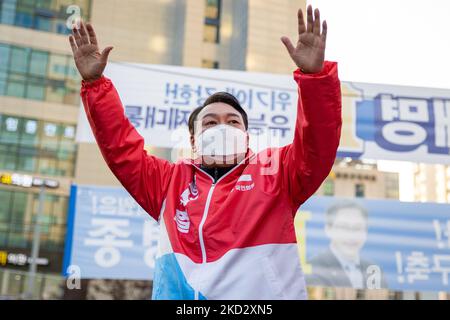 Yoon Suk-yeol, Mitte, der Präsidentschaftskandidat der wichtigsten oppositionellen People Power Party, winkt während eines Präsidentschaftswahlkampfs am 17. Februar 2022 in Seoul, Südkorea. Die Präsidentschaftswahlen in Südkorea finden am 9. März 2022 statt. (Foto von Chris Jung/NurPhoto) Stockfoto