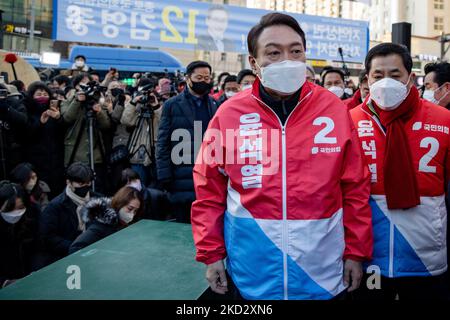 Yoon Suk-yeol, Mitte, der Präsidentschaftskandidat der wichtigsten oppositionellen Volkspartei, kommt während eines Präsidentschaftswahlkampfes am 17. Februar 2022 in Seoul, Südkorea, zu einer Rede. Die Präsidentschaftswahlen in Südkorea finden am 9. März 2022 statt. (Foto von Chris Jung/NurPhoto) Stockfoto